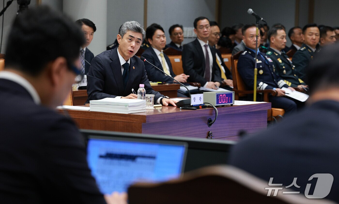 본문 이미지 - 강신철 국방부 장관이 7일 서울 용산구 국방부에서 열린 국회 국방위원회의 국방부에 대한 국정감사에서 의원 질의에 답변하고 있다. 2026.10.7 ⓒ 뉴스1 국회사진기자단