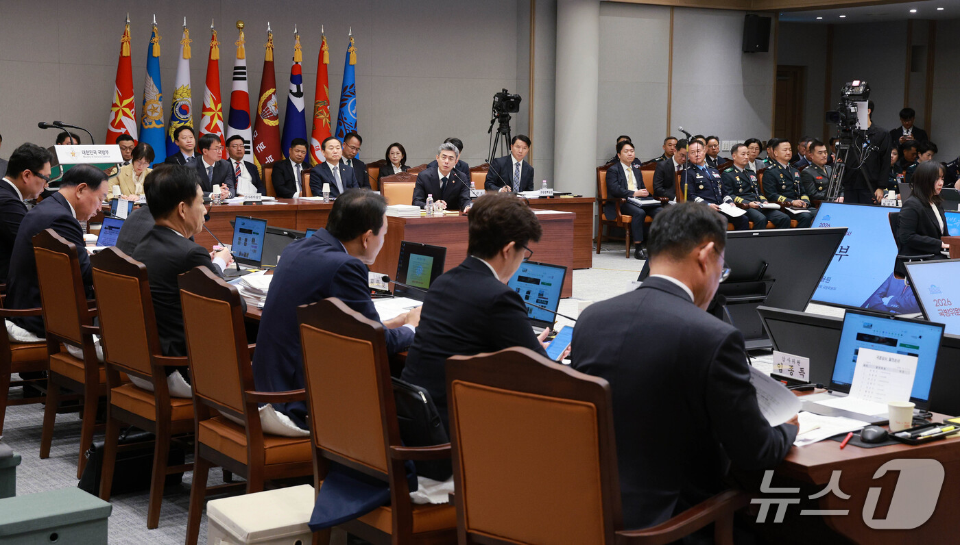(서울=뉴스1) 국회사진기자단 = 강신철 국방부 장관이 7일 서울 용산구 국방부에서 열린 국회 국방위원회의 국방부에 대한 국정감사에서 의원 질의에 답변하고 있다. 2026.10.7 …