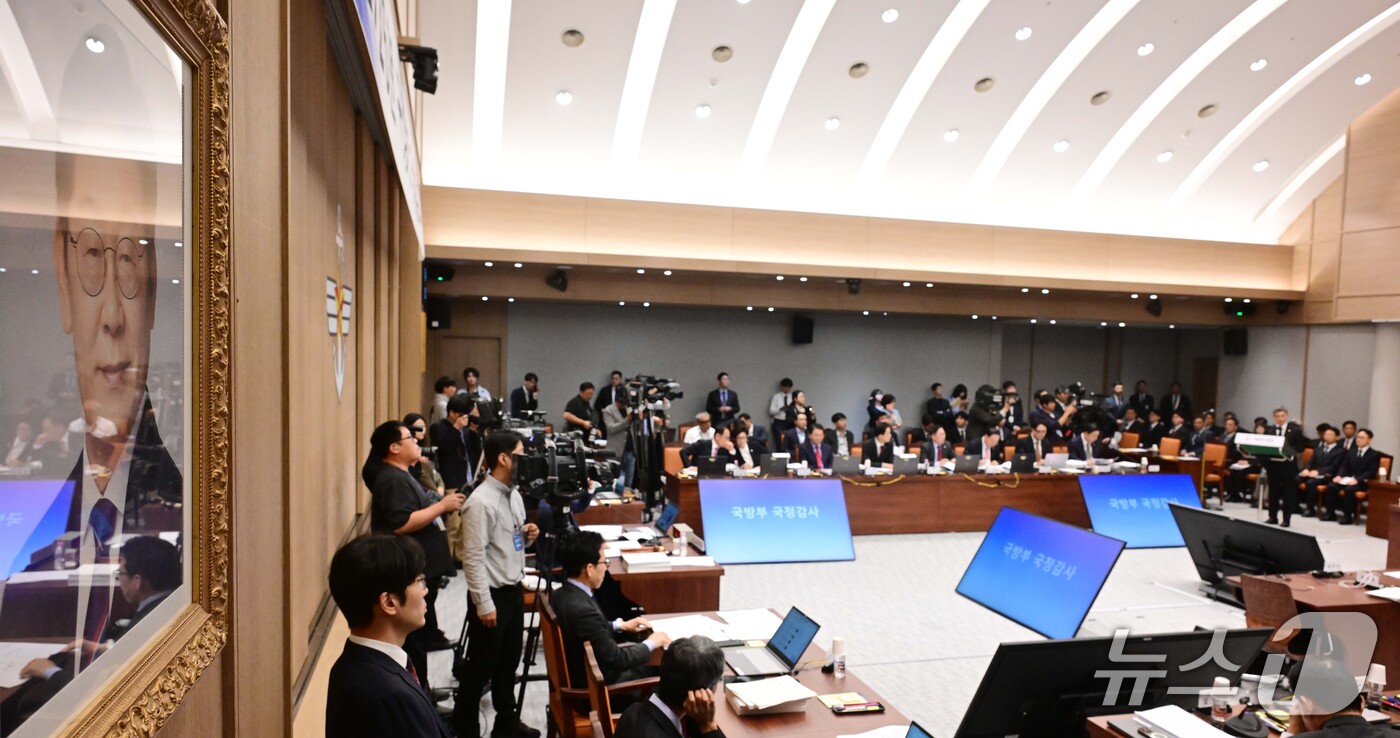 (서울=뉴스1) 국회사진기자단 = 강신철 국방부 장관이 7일 서울 용산구 국방부에서 열린 국회 국방위원회의 국방부에 대한 국정감사에 출석해 업무보고를 하고 있다.  2026.10. …