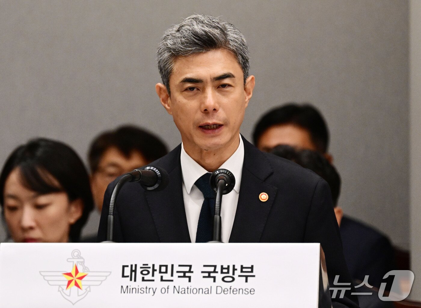 본문 이미지 - 강신철 국방부 장관이 7일 서울 용산구 국방부에서 열린 국회 국방위원회의 국방부에 대한 국정감사에 출석해 업무보고를 하고 있다. 2026.10.7 ⓒ 뉴스1 국회사진기자단