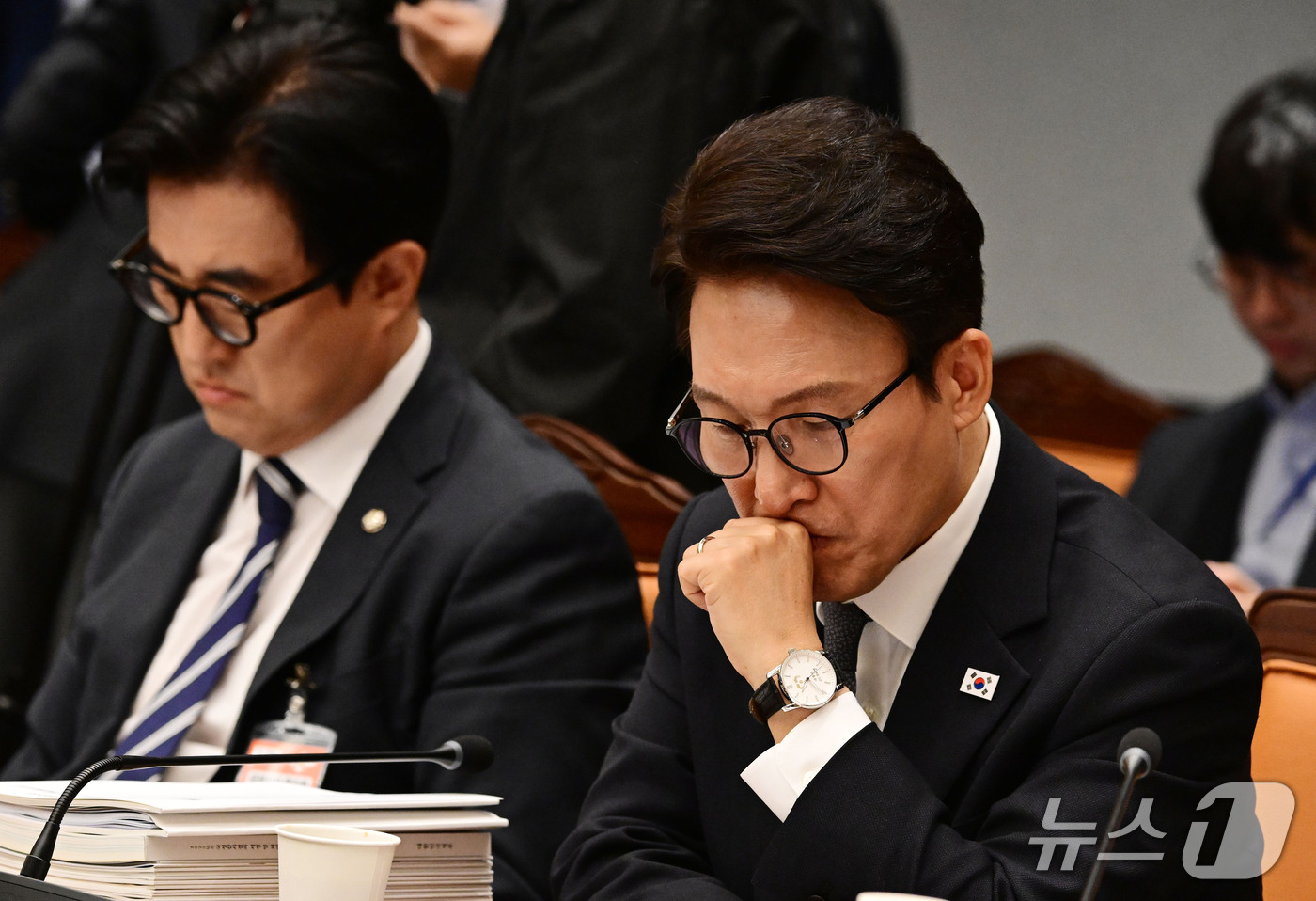 (서울=뉴스1) 국회사진기자단 = 김민석 더불어민주당 대표가 7일 서울 용산구 국방부에서 열린 국회 국방위원회의 국방부에 대한 국정감사에서 생각에 잠겨 있다. 2026.10.7/뉴 …