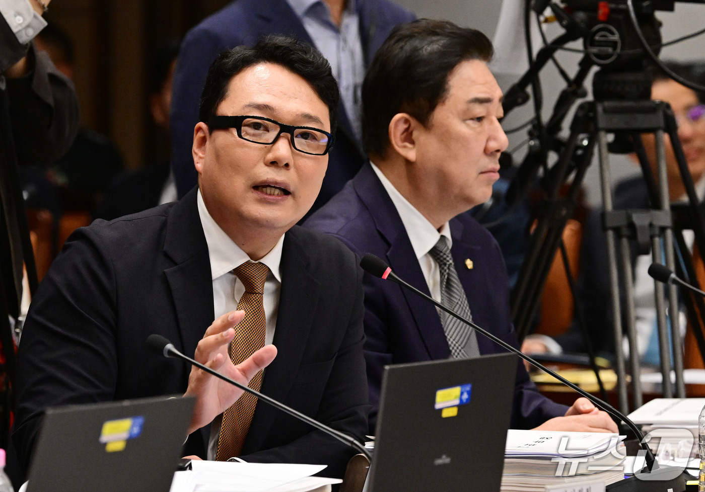 (서울=뉴스1) 국회사진기자단 = 천하람 개혁신당 의원이 7일 서울 용산구 국방부에서 열린 국회 국방위원회의 국방부에 대한 국정감사에서 의사진행 발언을 하고 있다.  2026.10 …