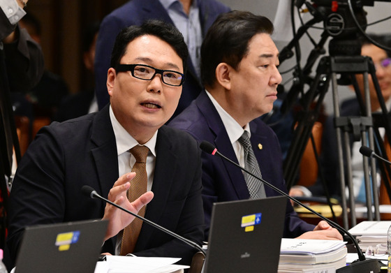 스마트글라스 쓰고 국감장 온 천하람…강신철 "AI 등 첨단 기술로 대응 모색"