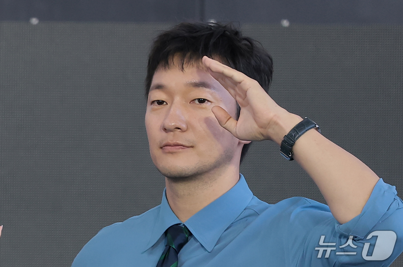 (부산=뉴스1) 권현진 기자 = 배우 손석구가 7일 부산 해운대구 영화의전당 야외무대에서 열린 영화 ‘베드포드 파크’ 무대 인사에서 인사를 하고 있다. 2026.10.7/뉴스1
