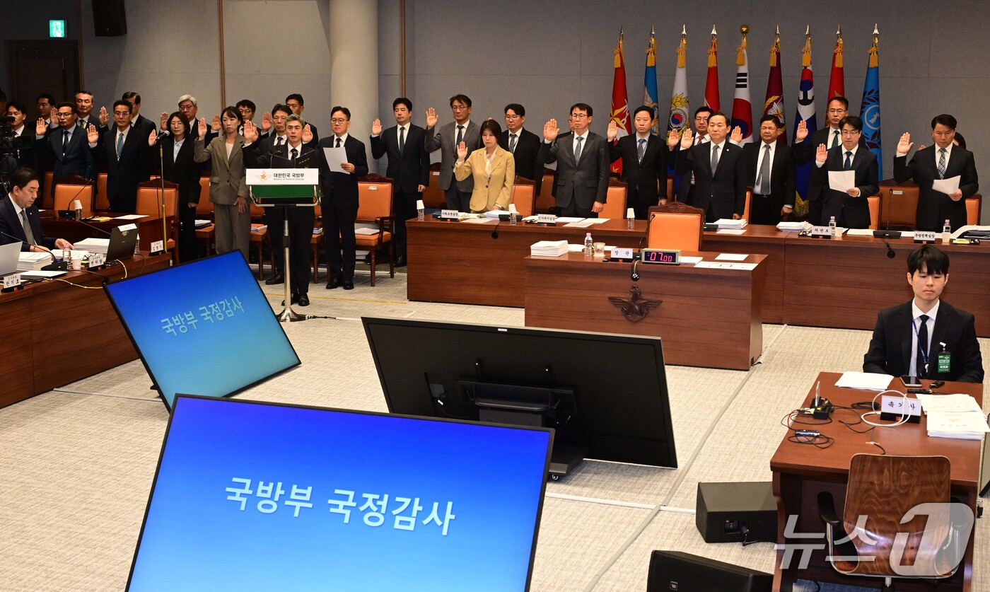 (서울=뉴스1) 국회사진기자단 = 강신철 국방부 장관이 7일 서울 용산구 국방부에서 열린 국회 국방위원회의 국방부에 대한 국정감사에 출석해 증인 선서를 하고 있다.  2026.10 …