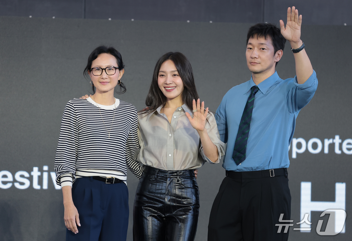 (부산=뉴스1) 권현진 기자 = 스테파니 안 감독(왼쪽부터)과 배우 최희서, 손석구가 7일 부산 해운대구 영화의전당 야외무대에서 열린 영화 ‘베드포드 파크’ 무대 인사에서 관객과 …
