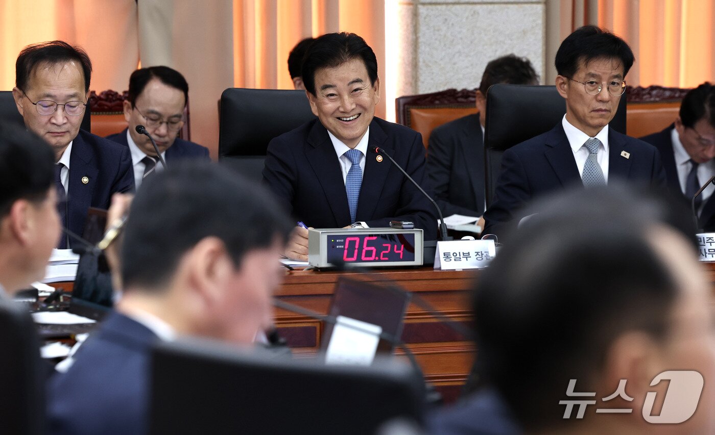 본문 이미지 - 정동영 통일부 장관이 7일 서울 종로구 통일부 남북회담본부에서 열린 국회 외교통일위원회의 통일부 등에 대한 국정감사에서 박충권 국민의힘 의원의 질의를 듣고 웃고 있다. 2026.10.7 ⓒ 뉴스1 구윤성 기자