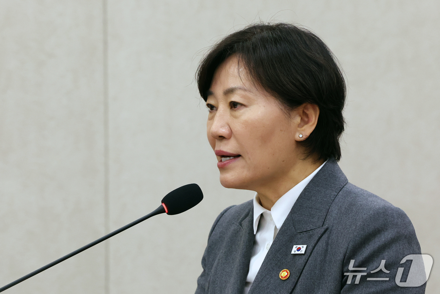 (서울=뉴스1) 황기선 기자 = 송미령 농림축산식품부 장관이 7일 서울 여의도 국회 농림축산식품해양수산위원회에서 열린 농림축산식품부 등에 대한 국정감사에서 업무보고를 하고 있다. …