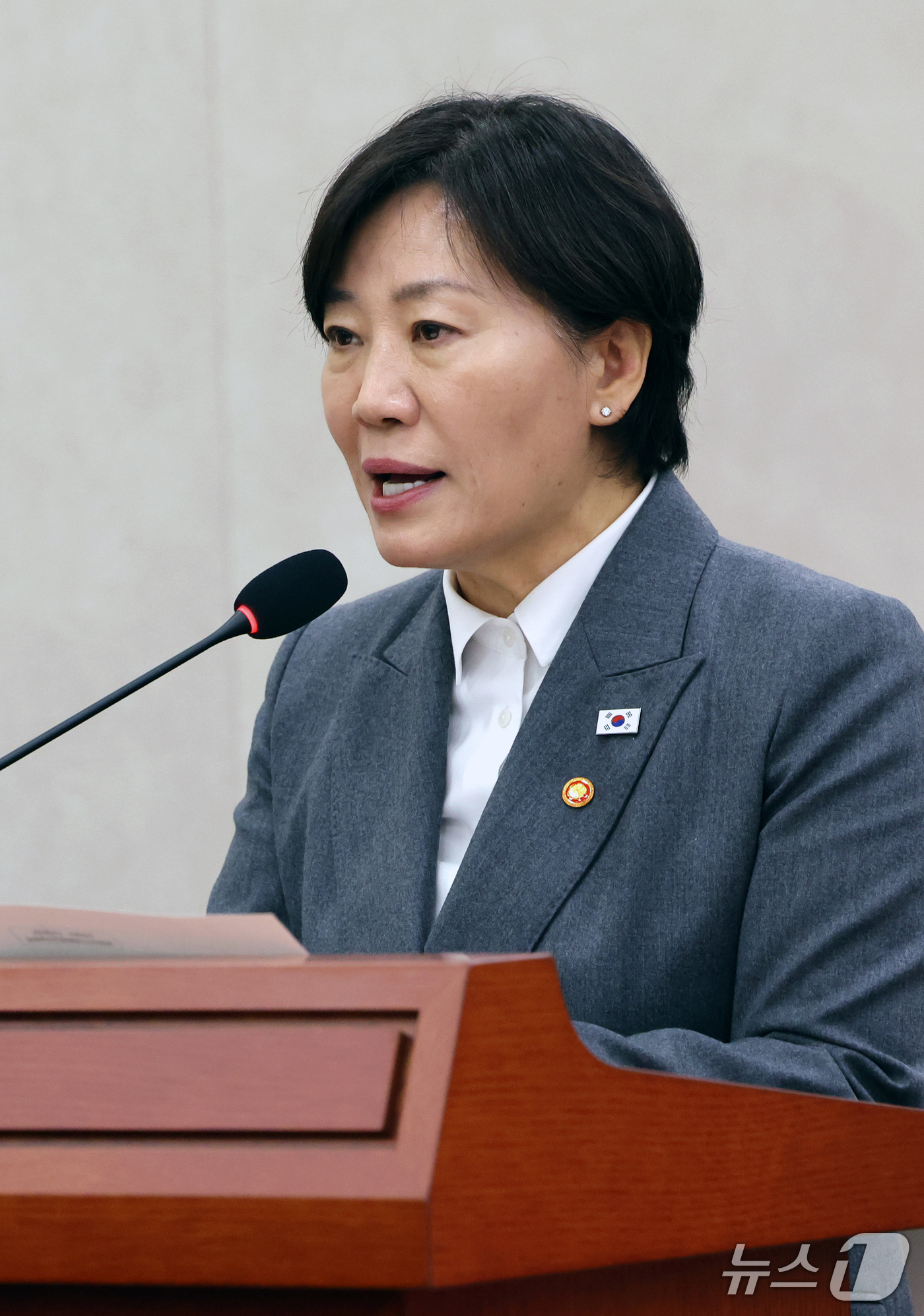 (서울=뉴스1) 황기선 기자 = 송미령 농림축산식품부 장관이 7일 서울 여의도 국회 농림축산식품해양수산위원회에서 열린 농림축산식품부 등에 대한 국정감사에서 업무보고를 하고 있다. …