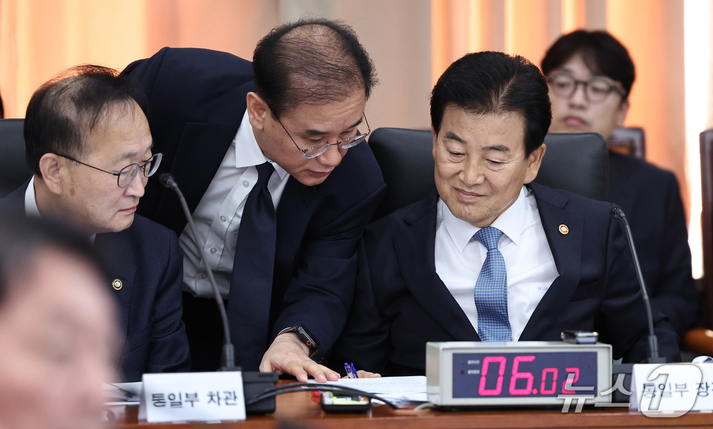 (서울=뉴스1) 구윤성 기자 = 정동영 통일부 장관이 7일 서울 종로구 통일부 남북회담본부에서 열린 국회 외교통일위원회의 통일부 등에 대한 국정감사에서  자료를 살피고 있다. 20 …