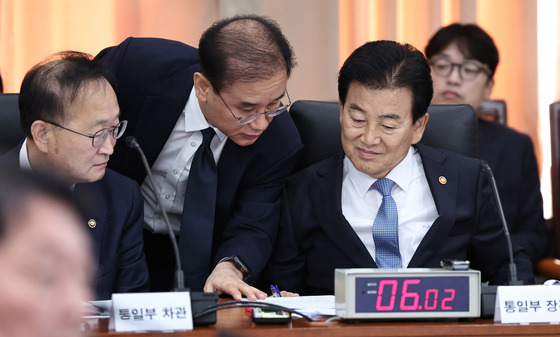 [국감] 자료 살피는 정동영 통일부 장관