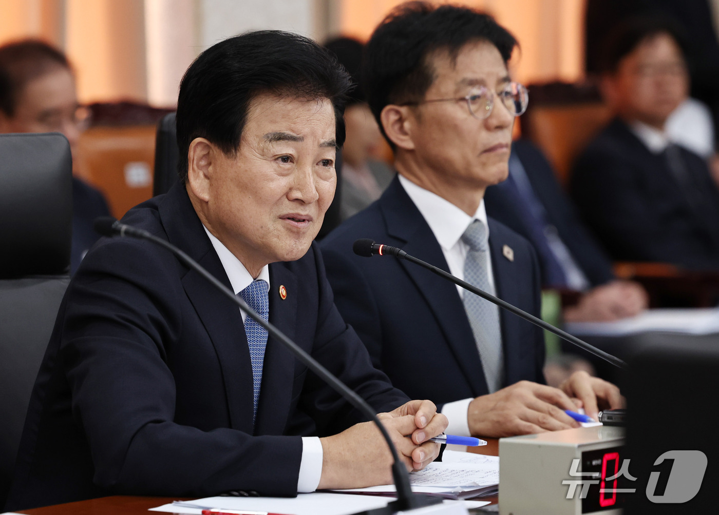 (서울=뉴스1) 구윤성 기자 = 정동영 통일부 장관이 7일 서울 종로구 통일부 남북회담본부에서 열린 국회 외교통일위원회의 통일부 등에 대한 국정감사에서  질의에 답변하고 있다. 2 …