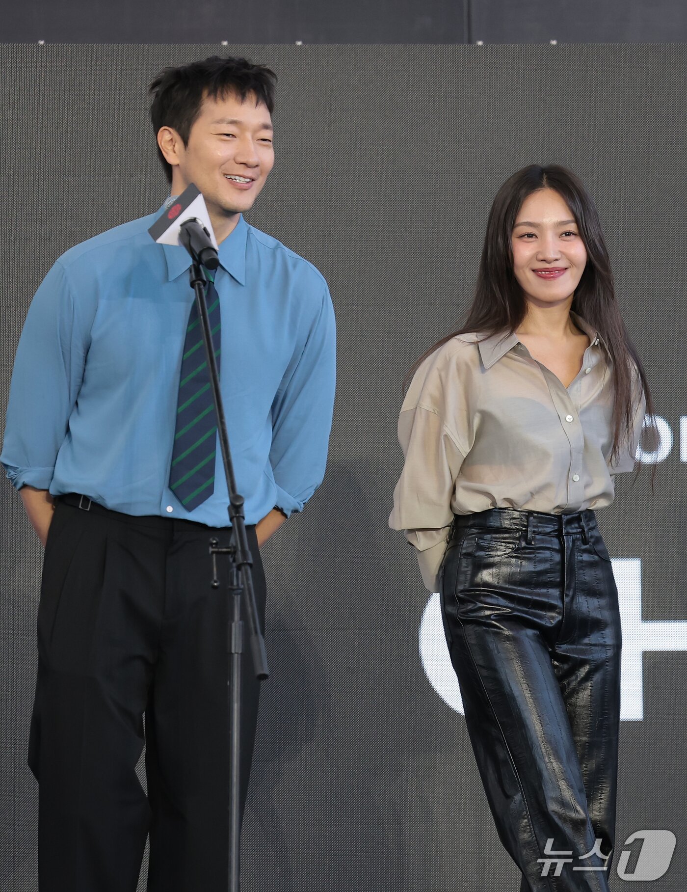 본문 이미지 - 배우 손석구와 최희서(오른쪽)가 7일 부산 해운대구 영화의전당 야외무대에서 열린 영화 ‘베드포드 파크’ 무대 인사에서 미소를 짓고 있다. 2026.10.7 ⓒ 뉴스1 권현진 기자
