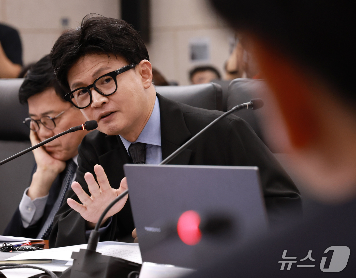 (서울=뉴스1) 구윤성 기자 = 한동훈 무소속 의원이 7일 서울 종로구 통일부 남북회담본부에서 열린 국회 외교통일위원회의 통일부 등에 대한 국정감사에서 정동영 장관에게 질의하고 있 …