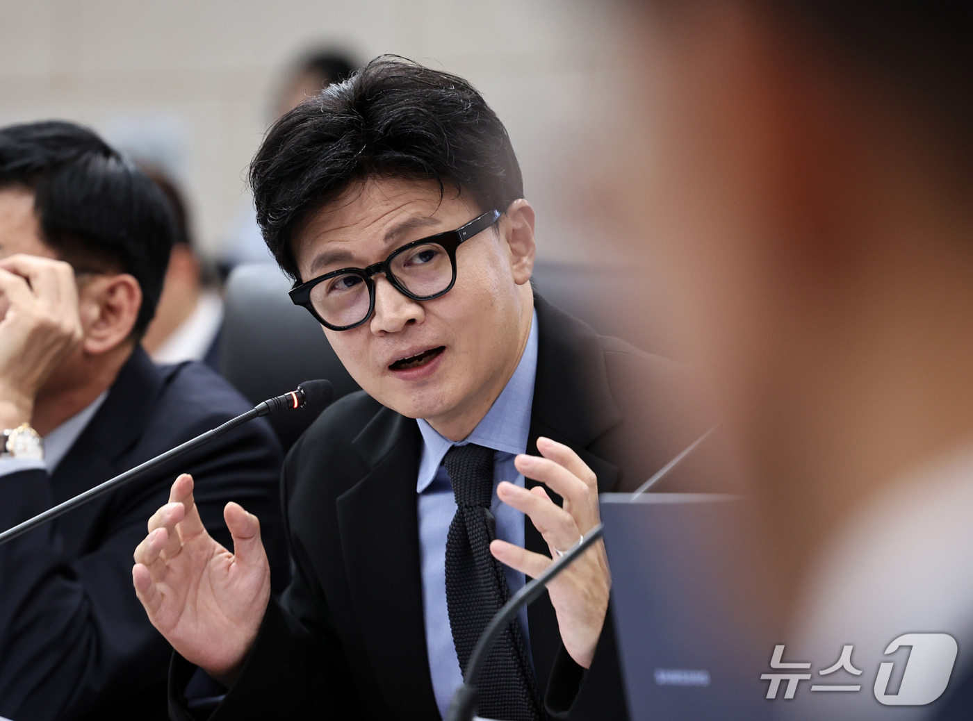 (서울=뉴스1) 구윤성 기자 = 한동훈 무소속 의원이 7일 서울 종로구 통일부 남북회담본부에서 열린 국회 외교통일위원회의 통일부 등에 대한 국정감사에서 정동영 장관에게 질의하고 있 …