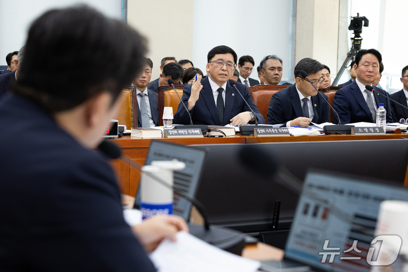 (서울=뉴스1) 유승관 기자 = 강동완 중앙선거관리위원회 사무총장 직무대행이 7일 서울 여의도 국회에서 열린 행정안전위원회의 중앙선거관리위원회 등에 대한 국정감사에 출석해 진종오 …
