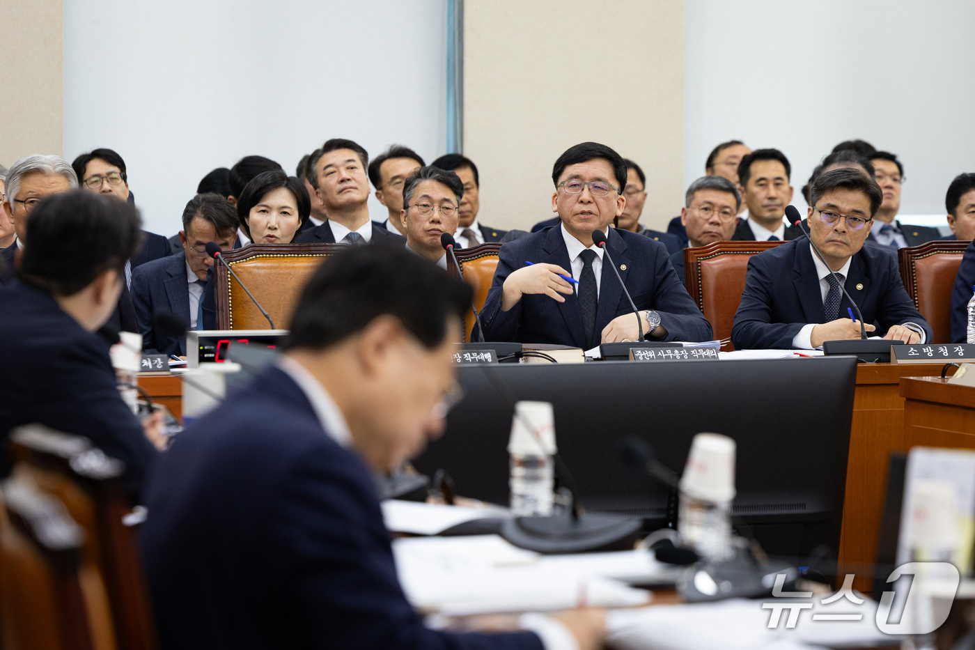 (서울=뉴스1) 유승관 기자 = 강동완 중앙선거관리위원회 사무총장 직무대행이 7일 서울 여의도 국회에서 열린 행정안전위원회의 중앙선거관리위원회 등에 대한 국정감사에 출석해 의원 질 …