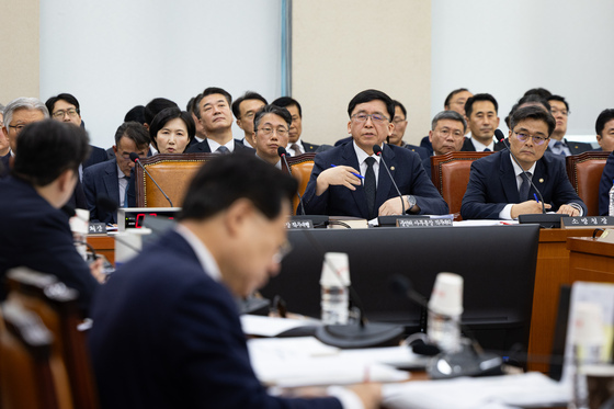 [국감초점] 與 "선관위 난리에 조희대 뭐하나"…野 "李 투표지 공개 왜 봐줬나"(종합)