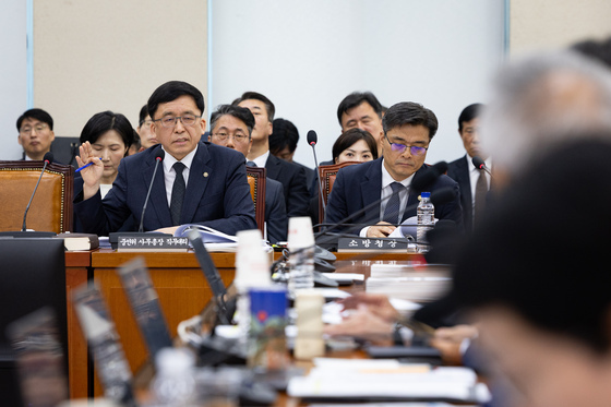 [국감] 여당 의원 질의 답하는 강동완 중앙선관위 사무총장 직무대행