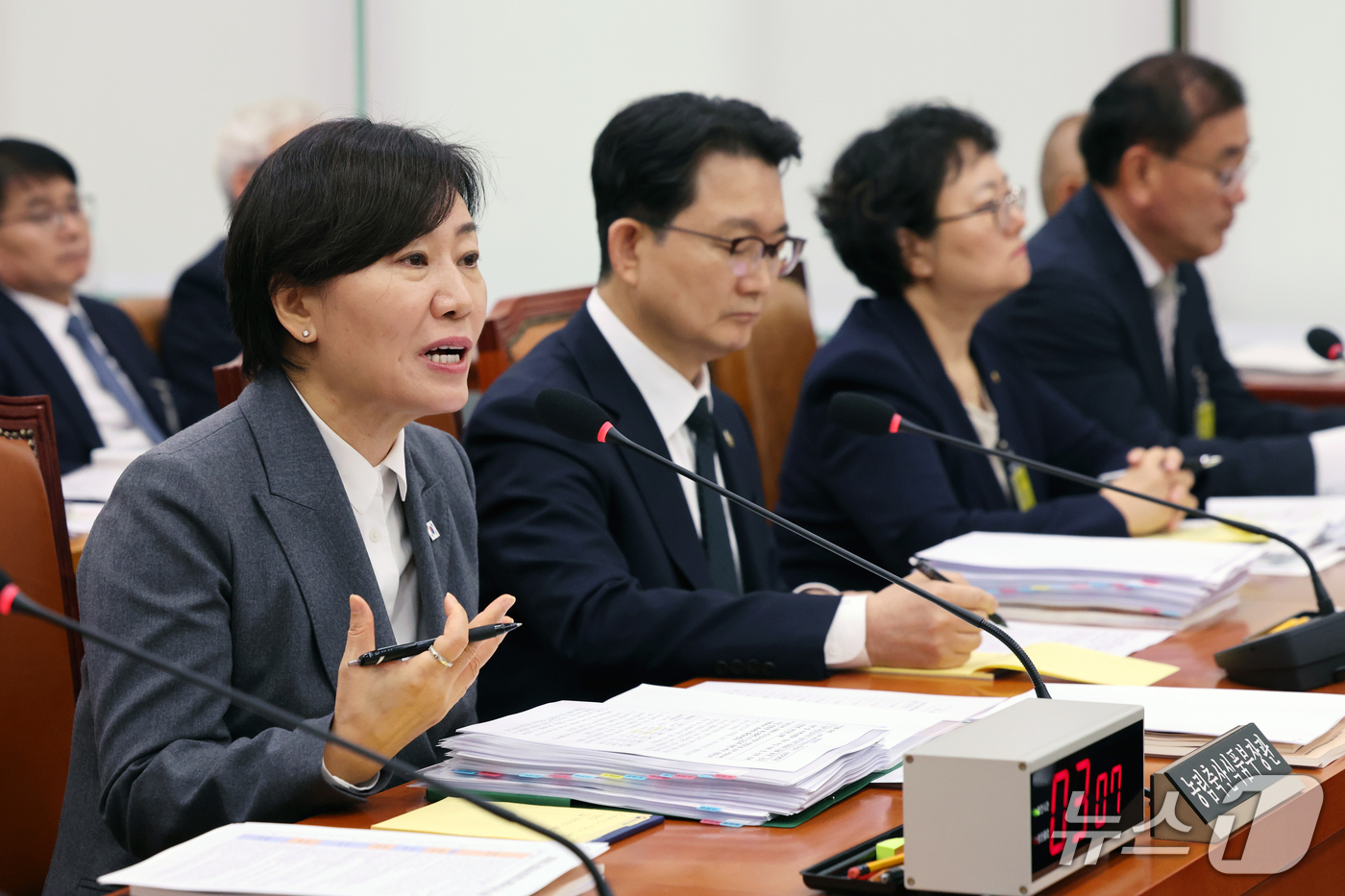 (서울=뉴스1) 황기선 기자 = 송미령 농림축산식품부 장관이 7일 서울 여의도 국회 농림축산식품해양수산위원회에서 열린 농림축산식품부 등에 대한 국정감사에서 의원 질의에 답하고 있다 …