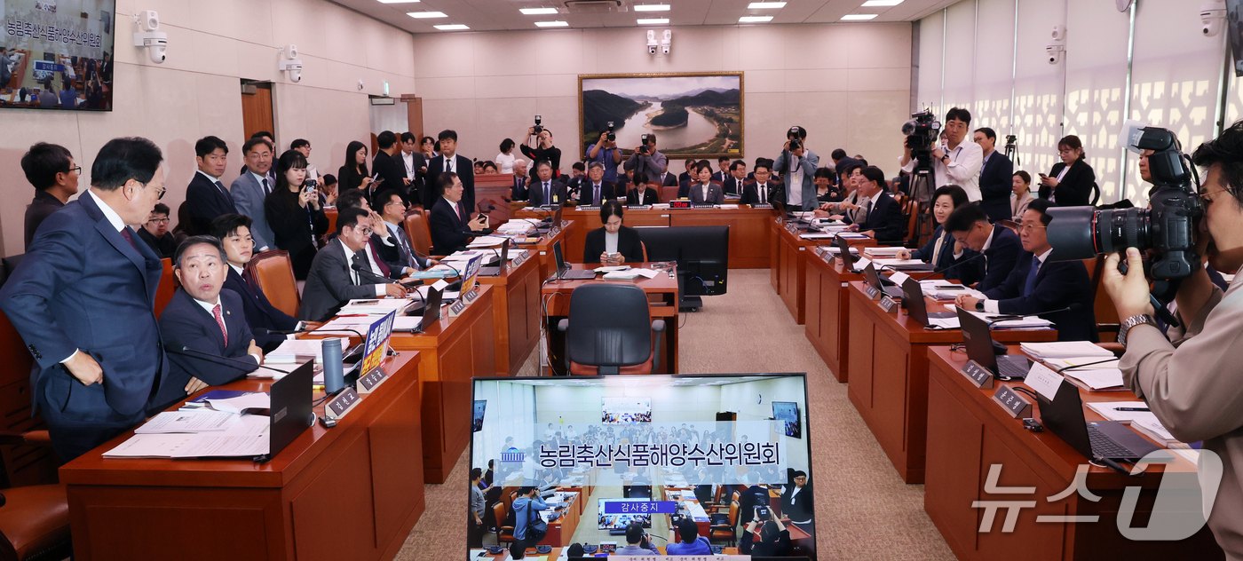 (서울=뉴스1) 황기선 기자 = 7일 서울 여의도 국회 농림축산식품해양수산위원회에서 농림축산식품부 등에 대한 국정감사가 시작 전 정회되고 있다.이날 농해수위에서 야당 의원들이 노트 …