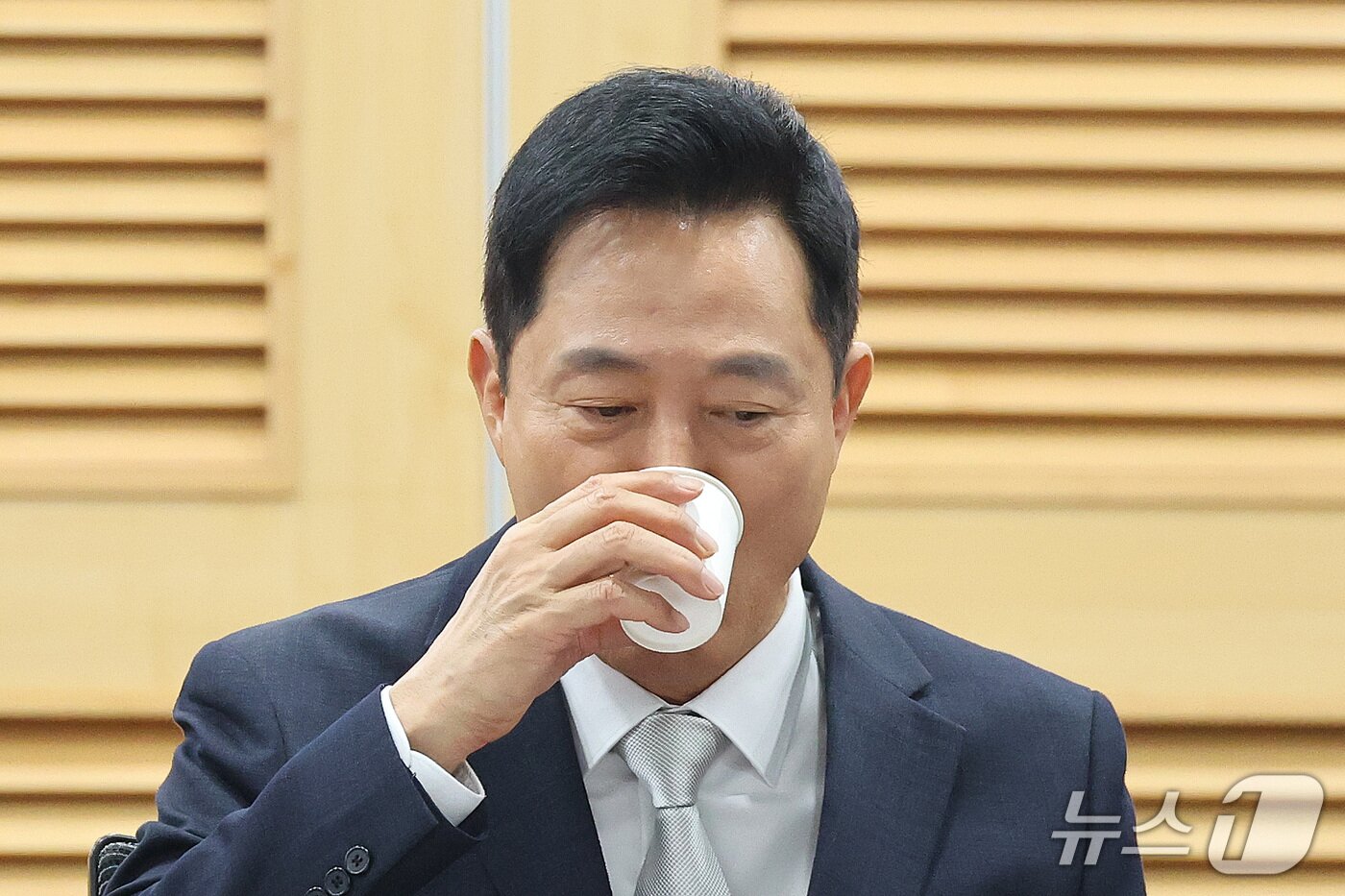 본문 이미지 - 오세훈 서울시장이 7일 서울 여의도 국회 의원회관에서 열린 수도권 주거혁신포럼 세미나에서 목을 축이고 있다. 2026.10.7 ⓒ 뉴스1 신웅수 기자