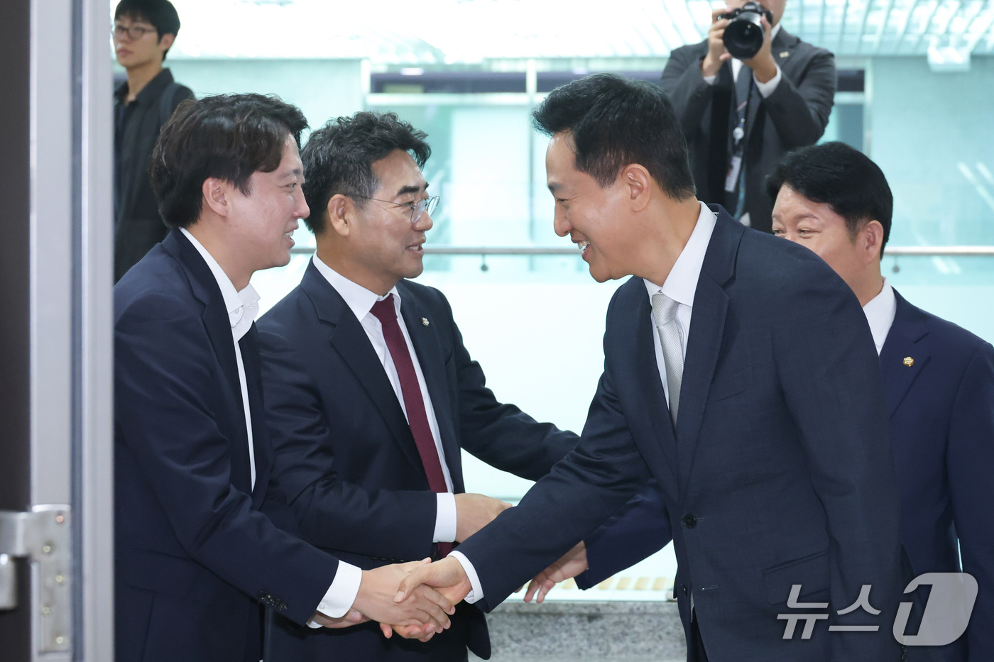 (서울=뉴스1) 신웅수 기자 = 오세훈 서울시장과 이준석 개혁신당 의원이 7일 서울 여의도 국회 의원회관에서 열린 수도권 주거혁신포럼 세미나에서 인사하고 있다. 2026.10.7/ …