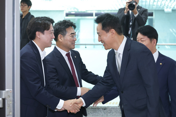 악수하는 오세훈·이준석