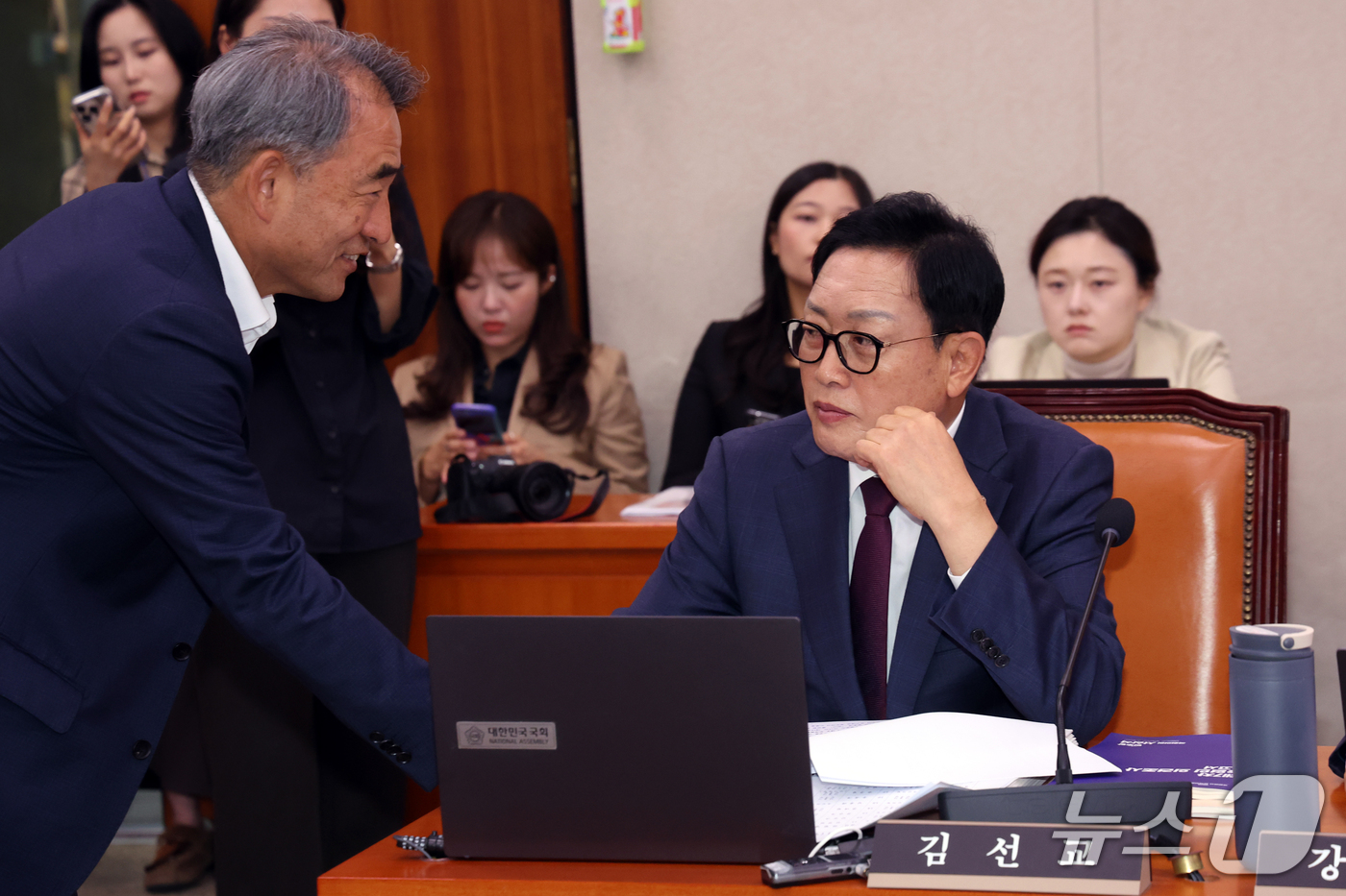 (서울=뉴스1) 황기선 기자 = 국회 농해수위 윤준병 더불어민주당 간사와 김선교 국민의힘 간사가  7일 서울 여의도 국회 농림축산식품해양수산위원회에서 농림축산식품부 등에 대한 국정 …