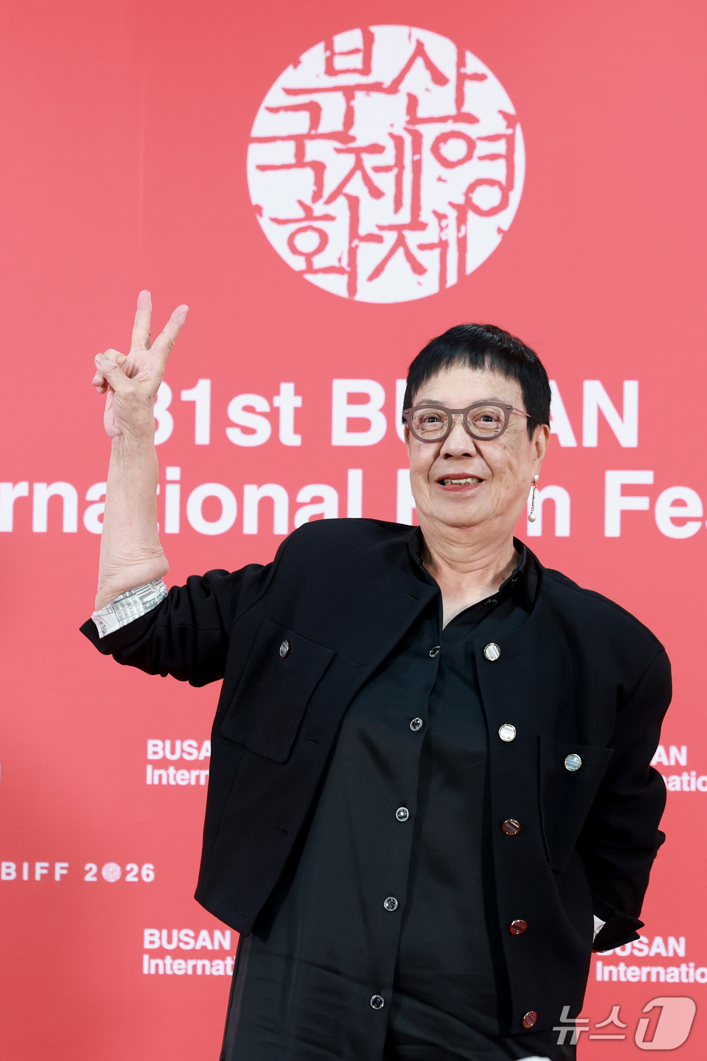 (부산=뉴스1) 권현진 기자 = 까멜리아상 수상자 허안화 감독이 7일 부산 해운대구 영화의전당 비프힐에서 열린 ‘제31회 부산국제영화제’(BIFF) 기자회견에 참석해 포즈를 취하고 …
