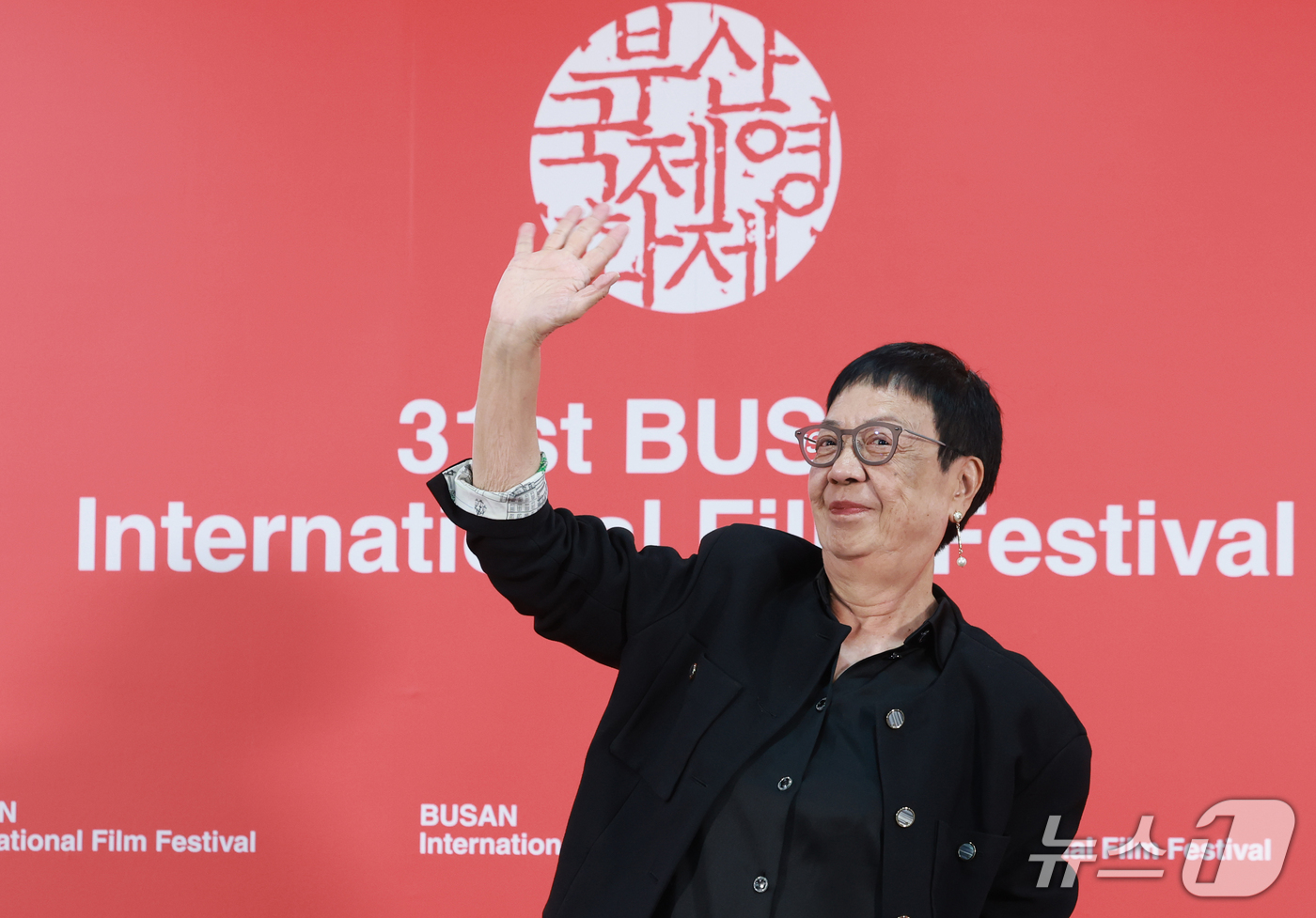(부산=뉴스1) 권현진 기자 = 까멜리아상 수상자 허안화 감독이 7일 부산 해운대구 영화의전당 비프힐에서 열린 ‘제31회 부산국제영화제’(BIFF) 기자회견에 참석해 포즈를 취하고 …