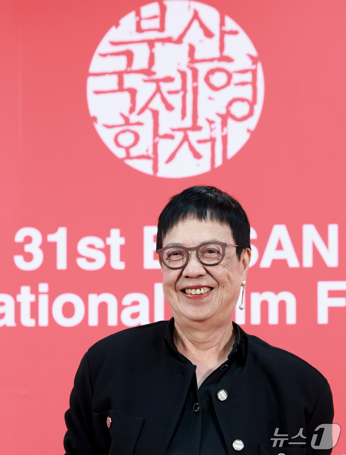 (부산=뉴스1) 권현진 기자 = 까멜리아상 수상자 허안화 감독이 7일 부산 해운대구 영화의전당 비프힐에서 열린 ‘제31회 부산국제영화제’(BIFF) 기자회견에 참석해 포즈를 취하고 …
