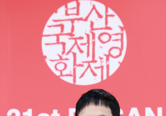 미소짓는 허안화 감독