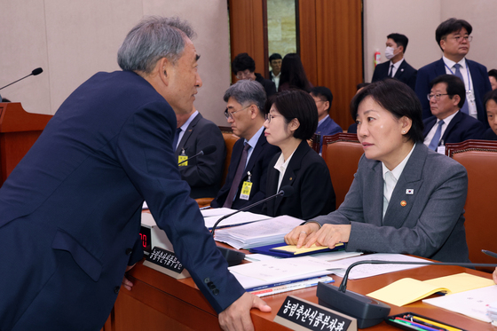 [국감] 與 간사와 대화 나누는 송미령 장관