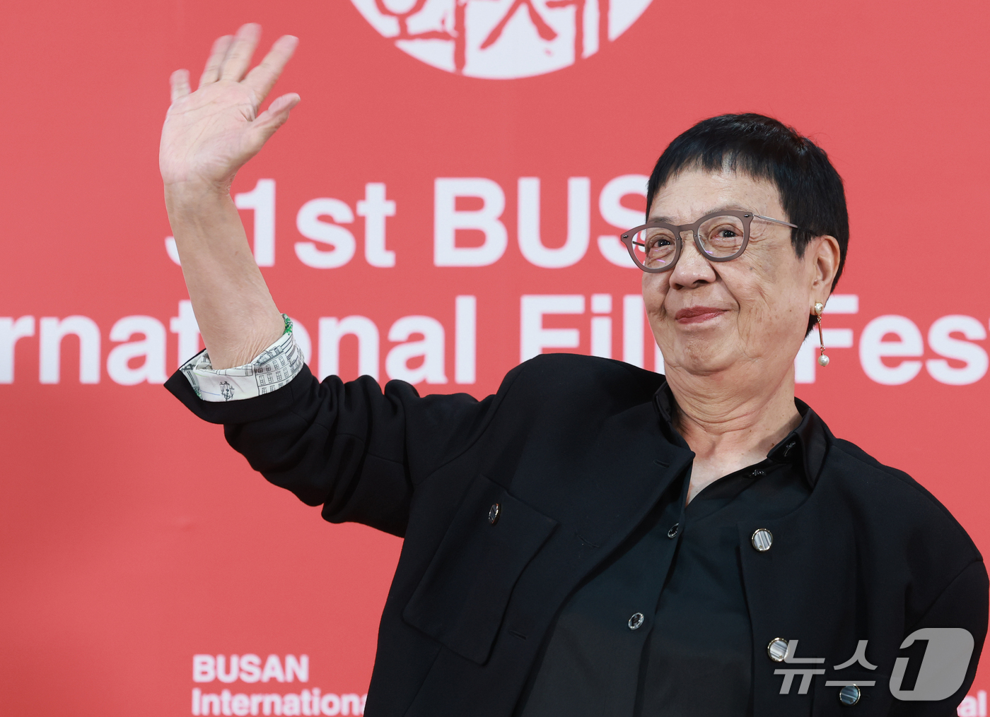 (부산=뉴스1) 권현진 기자 = 까멜리아상 수상자 허안화 감독이 7일 부산 해운대구 영화의전당 비프힐에서 열린 ‘제31회 부산국제영화제’(BIFF) 기자회견에 참석해 포즈를 취하고 …