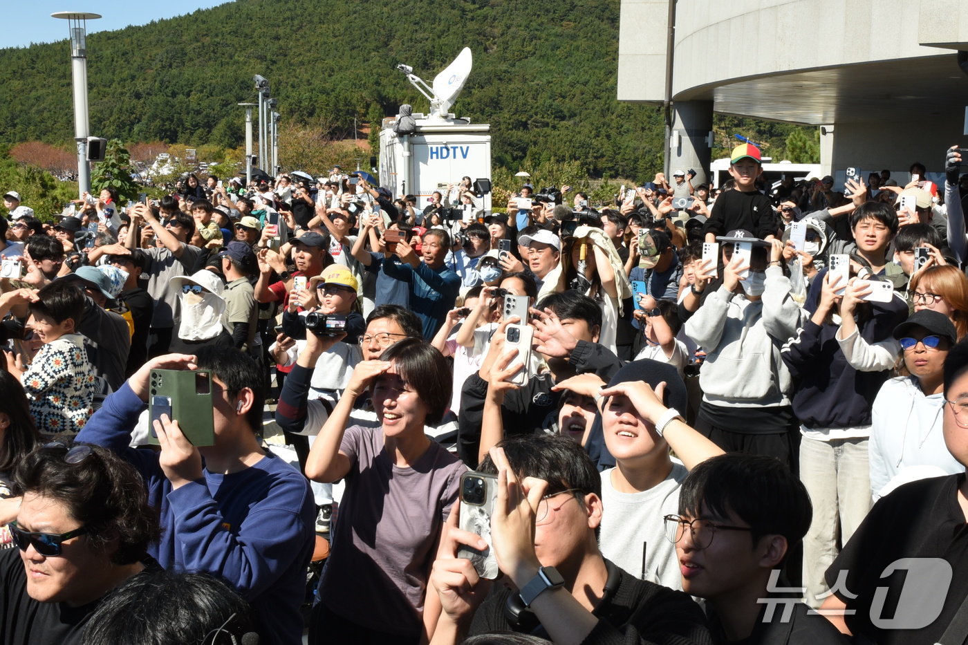 (고흥=뉴스1) 김성준 기자 = 7일 오전 전남광주 고흥군 나로우주전망대를 찾은 시민들이 누리호 5차 발사 순간을 바라보고 있다.   2026.10.7/뉴스1