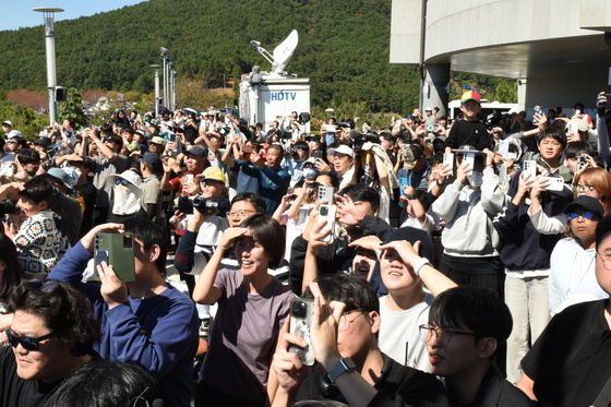"와 올라간다"…청명한 하늘 가른 누리호에 시민들 환호