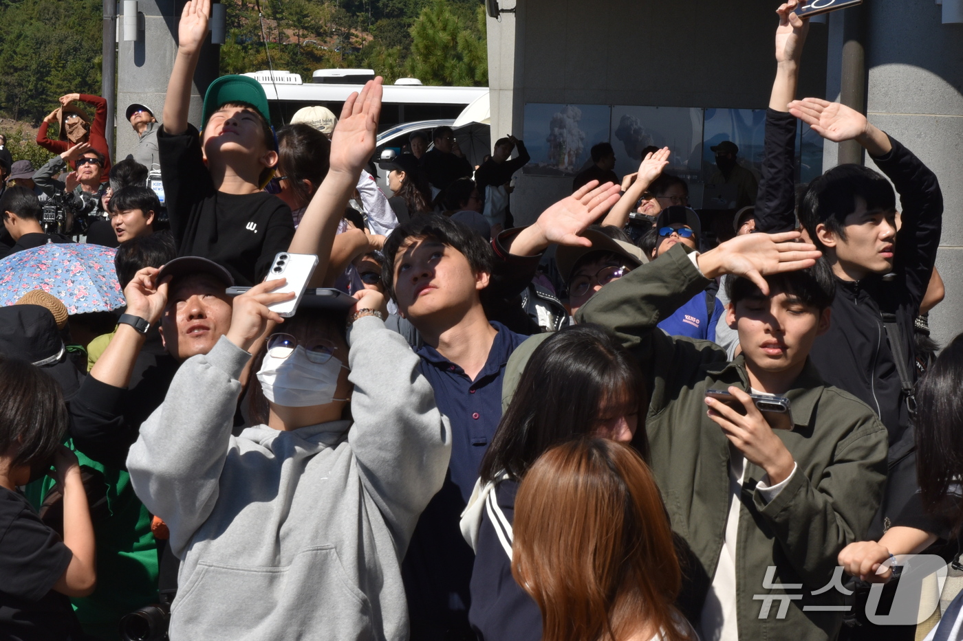 (고흥=뉴스1) 김성준 기자 = 7일 오전 전남광주 고흥군 나로우주전망대를 찾은 시민들이 누리호 5차 발사 순간을 바라보고 있다.   2026.10.7/뉴스1