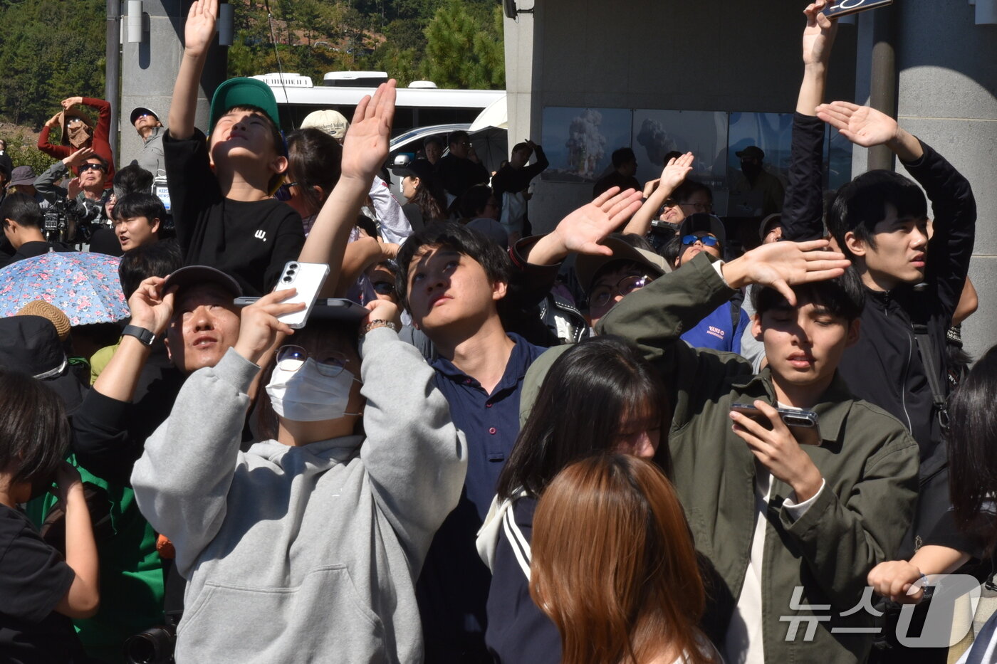 본문 이미지 - 7일 오전 전남광주 고흥군 나로우주전망대를 찾은 시민들이 누리호 5차 발사 순간을 바라보고 있다. 2026.10.7 ⓒ 뉴스1 김성준 기자