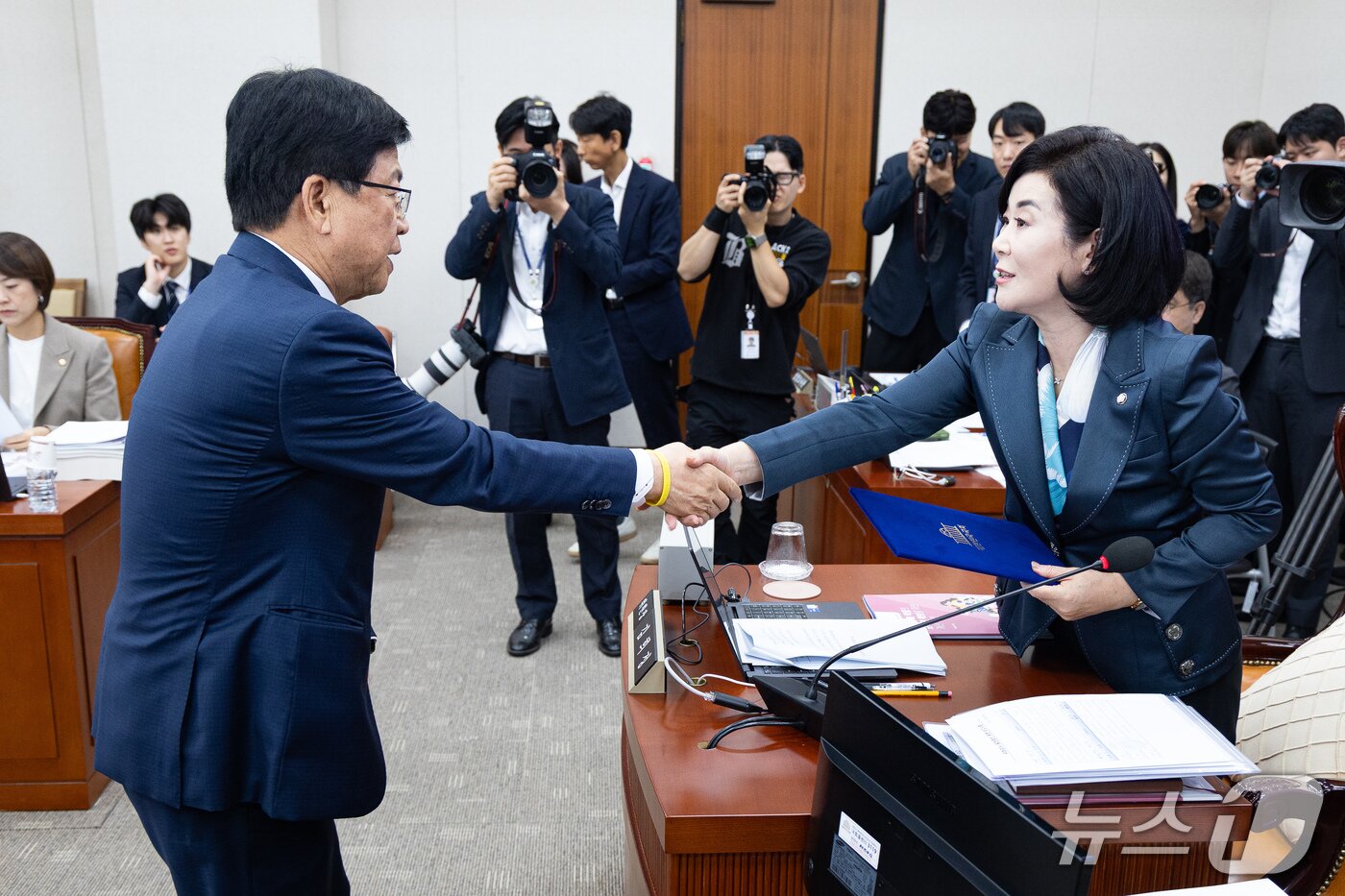 본문 이미지 - 최교진 교육부 장관이 7일 서울 여의도 국회에서 열린 교육위원회의 교육부 등에 대한 국정감사에 출석해 김희정 교육위원장에게 선서문을 전달 후 인사하고 있다. 2026.10.7 ⓒ 뉴스1 유승관 기자