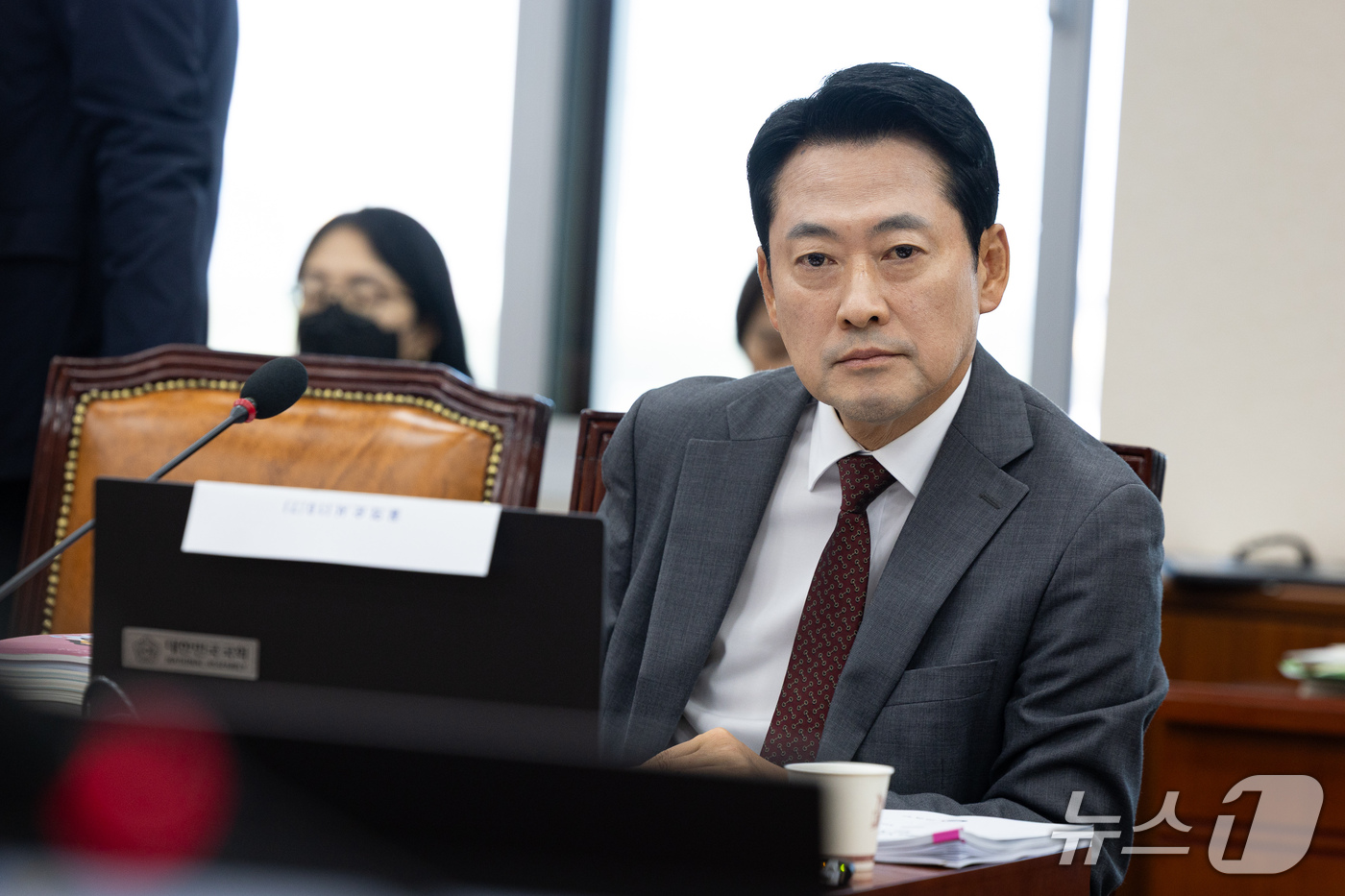 (서울=뉴스1) 유승관 기자 = 장동혁 국민의힘 대표가 7일 서울 여의도 국회에서 열린 교육위원회의 교육부 등에 대한 국정감사에서 백승아 더불어민주당 의원의 영화 '암살자(들)' …