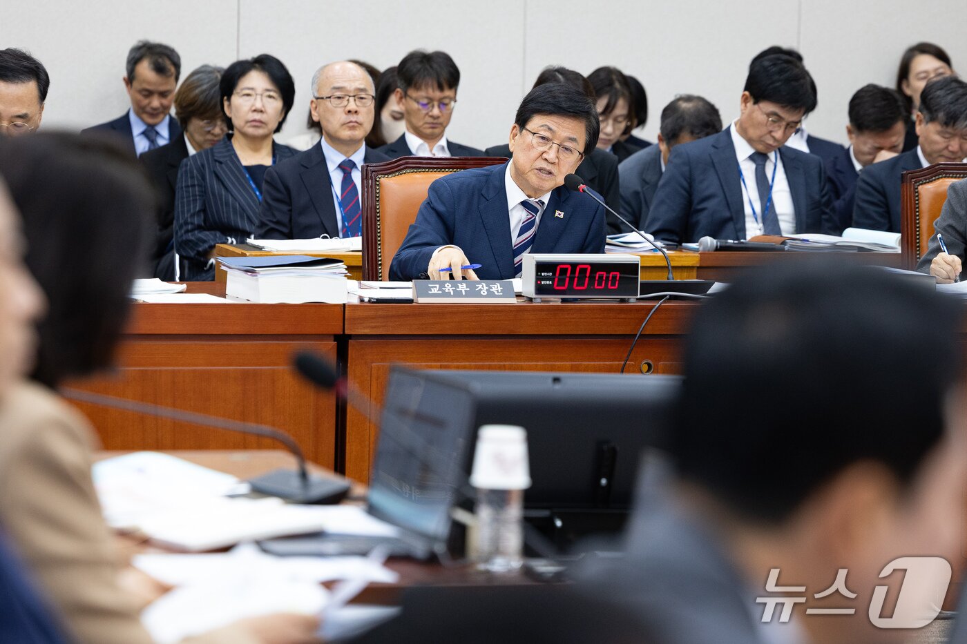 본문 이미지 - 최교진 교육부 장관이 7일 서울 여의도 국회에서 열린 교육위원회의 교육부 등에 대한 국정감사에 출석해 의원 질의에 답하고 있다. 2026.10.7 ⓒ 뉴스1 유승관 기자