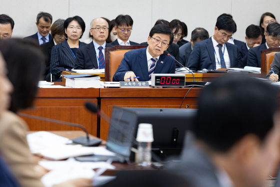 '암살자(들)' '文정부 블랙리스트'…국감 둘째날도 여야 충돌(종합)