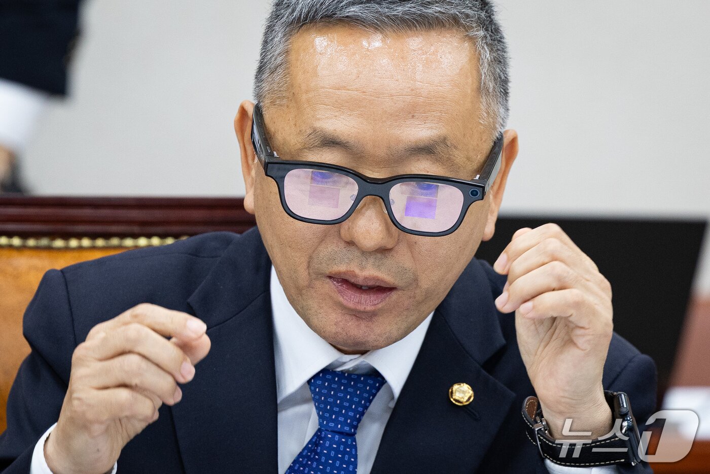 본문 이미지 - 김문수 더불어민주당 의원이 7일 서울 여의도 국회에서 열린 교육위원회의 교육부 등에 대한 국정감사에서 AI글라스를 활용한 수능 문항 풀이 시연을 하고 있다. 2026.10.7 ⓒ 뉴스1 유승관 기자