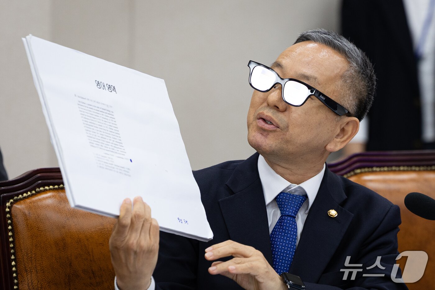 본문 이미지 - 김문수 더불어민주당 의원이 7일 서울 여의도 국회에서 열린 교육위원회의 교육부 등에 대한 국정감사에서 AI글라스를 활용한 수능 문항 풀이 시연을 하고 있다. 2026.10.7 ⓒ 뉴스1 유승관 기자