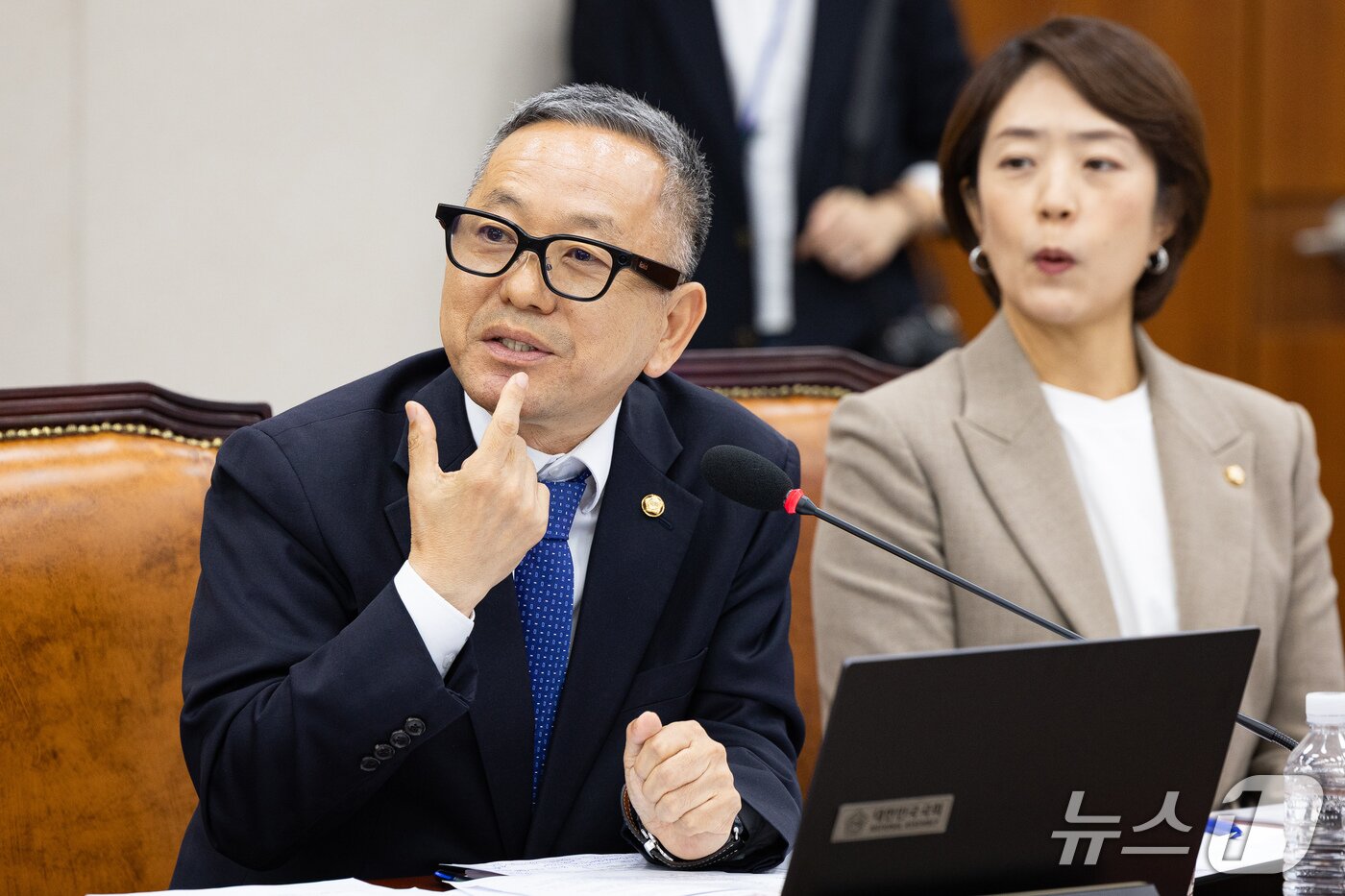 본문 이미지 - 김문수 더불어민주당 의원이 7일 서울 여의도 국회에서 열린 교육위원회의 교육부 등에 대한 국정감사에서 AI글라스를 활용한 수능 문항 풀이 시연을 하고 있다. 2026.10.7 ⓒ 뉴스1 유승관 기자