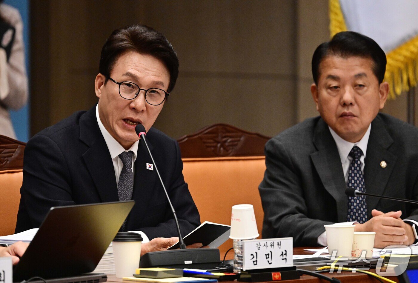 본문 이미지 - 김민석 더불어민주당 대표가 7일 서울 용산구 국방부에서 열린 국회 국방위원회의 국방부에 대한 국정감사에서 질의를 하고 있다. 2026.10.7 ⓒ 뉴스1 국회사진기자단