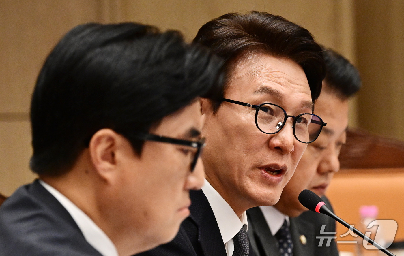 (서울=뉴스1) 국회사진기자단 = 김민석 더불어민주당 대표가 7일 서울 용산구 국방부에서 열린 국회 국방위원회의 국방부에 대한 국정감사에서 질의를 하고 있다.  2026.10.7/ …