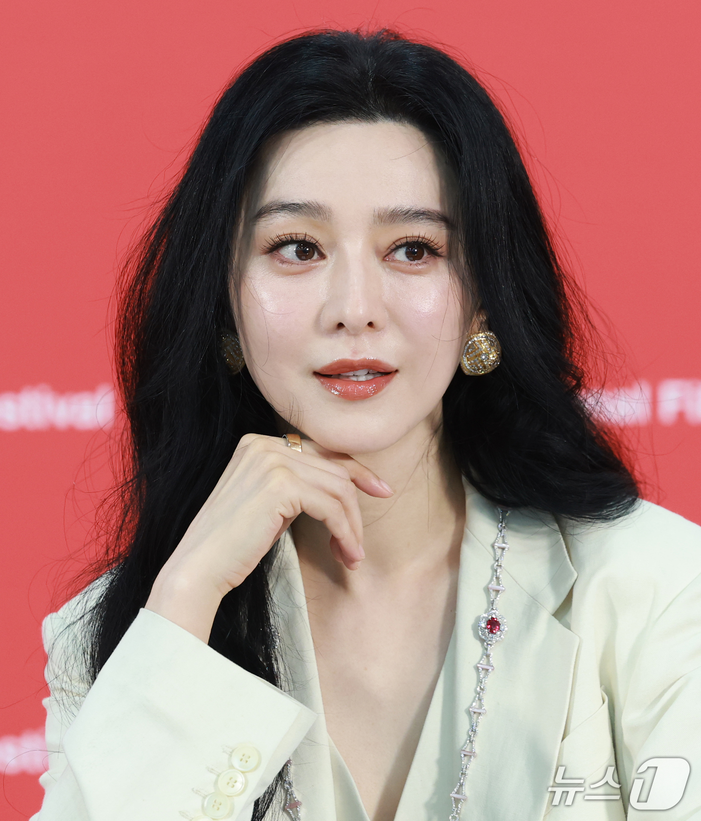 (부산=뉴스1) 권현진 기자 = 배우 판빙빙이 7일 부산 해운대구 영화의전당 비프힐에서 열린 ‘제31회 부산국제영화제’(BIFF) '미친 노인의 일기' '그녀가 말했다' 기자회견에 …