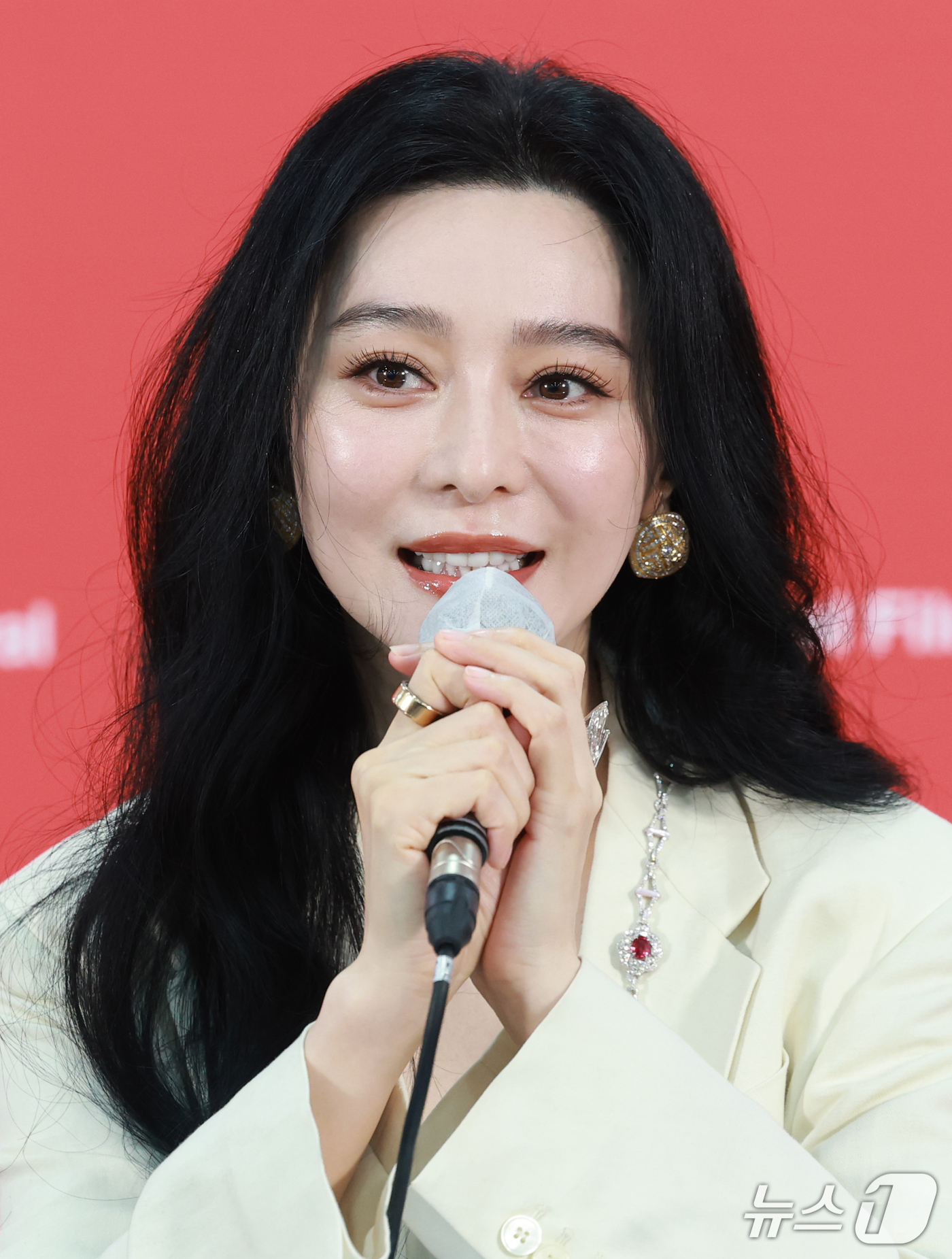 (부산=뉴스1) 권현진 기자 = 배우 판빙빙이 7일 부산 해운대구 영화의전당 비프힐에서 열린 ‘제31회 부산국제영화제’(BIFF) '미친 노인의 일기' '그녀가 말했다' 기자회견에 …